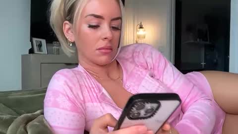 reecemariexx online show from February 25, 5:00 pm