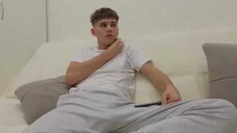 Snapshot of reeves_bae chatting on November 24, 5:56 pm Alex online show from November 24, 5:56 pm