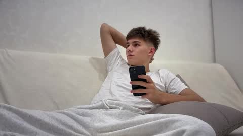 Snapshot of reeves_bae chatting on November 25, 3:34 pm Alex online show from November 25, 3:34 pm