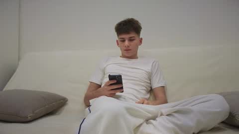 Snapshot of reeves_bae chatting on November 26, 4:30 pm Alex online show from November 26, 4:30 pm