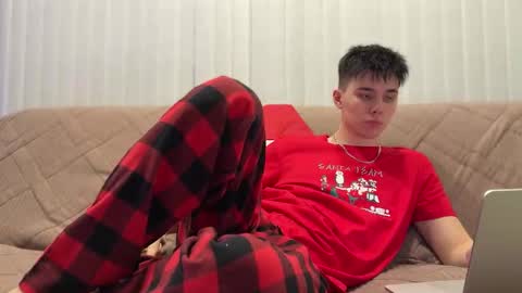 Snapshot of reeves_bae chatting on November 28, 8:00 pm Alex online show from November 28, 8:00 pm