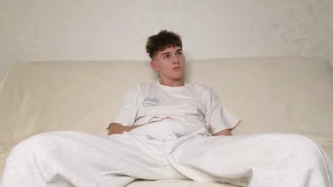 Snapshot of reeves_bae chatting on November 30, 6:45 pm Alex online show from November 30, 6:45 pm