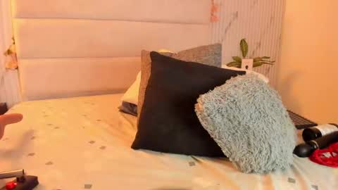 reginavegaa online show from March 10, 6:23 pm