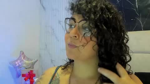 reginavegaa online show from May 26, 11:39 am