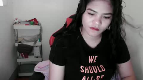 reign2525 online show from December 3, 8:45 am