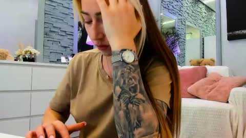 reina cummings online show from June 20, 6:49 am