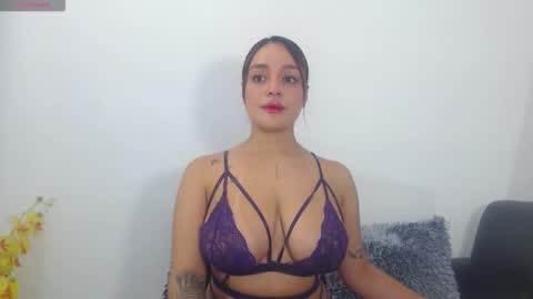 renatabrownn28 online show from April 18, 7:01 am