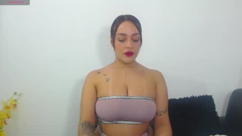 Snapshot of renatabrownn28 chatting on April 25, 9:45 am renatabrownn28 online show from April 25, 9:45 am