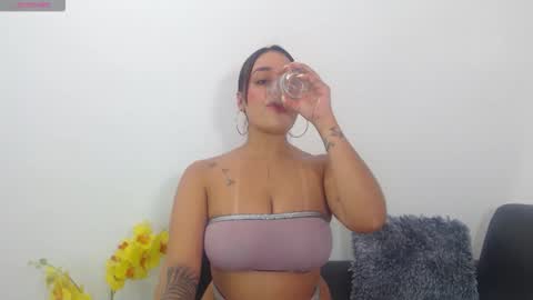 Snapshot of renatabrownn28 chatting on June 1, 4:31 pm renatabrownn28 online show from June 1, 4:31 pm