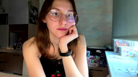 Mia online show from April 7, 2:50 pm