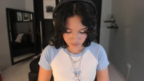 Snapshot of renee_shelby_ chatting on January 6, 8:23 pm Renee Shelby online show from January 6, 8:23 pm