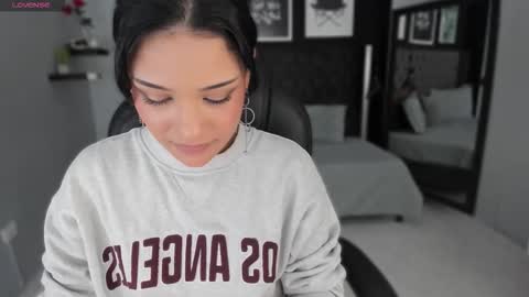 Snapshot of renee_shelby_ chatting on January 15, 8:01 pm Renee Shelby online show from January 15, 8:01 pm