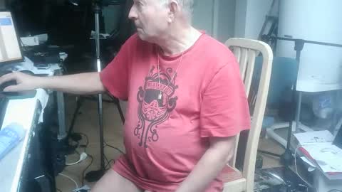 Snapshot of renefr chatting on December 19, 9:38 am renefr online show from December 19, 9:38 am