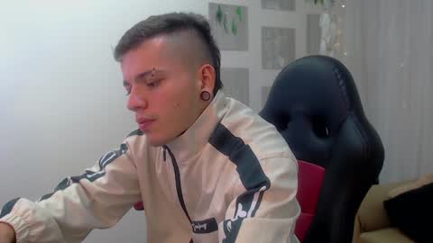 Snapshot of rennesanti chatting on December 23, 3:29 am R E N E online show from December 23, 3:29 am