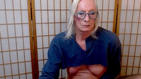 Snapshot of resisty chatting on November 17, 11:43 pm Betsy online show from November 17, 11:43 pm