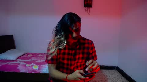 Snapshot of restrainged chatting on December 17, 2:44 am Rest online show from December 17, 2:44 am