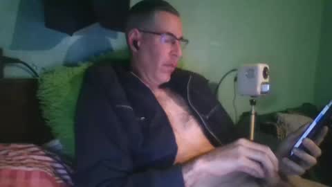 reyes_albert2006 online show from April 19, 3:44 pm