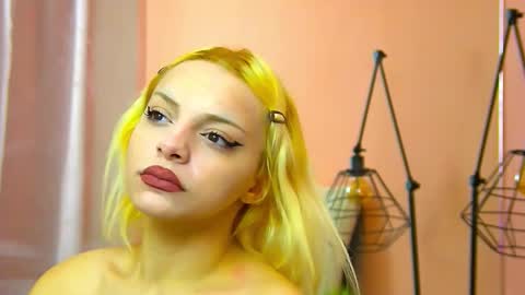 Snapshot of rheaduvall chatting on February 25, 5:17 am Rhea online show from February 25, 5:17 am