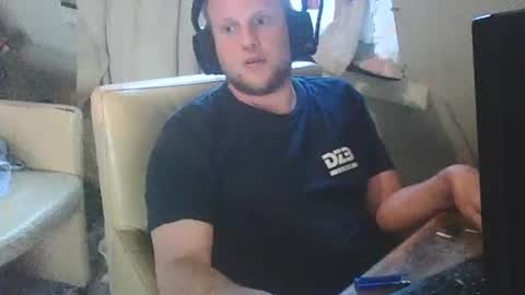 Snapshot of richardd110011 chatting on June 5, 3:35 am richardd110011 online show from June 5, 3:35 am