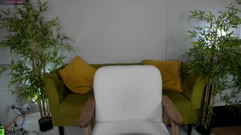 Snapshot of riddle_layla chatting on April 30, 9:37 am Layla online show from April 30, 9:37 am