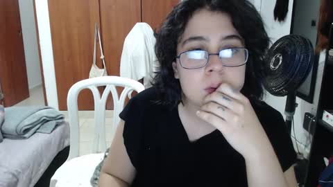 PeachSalinger online show from September 16, 1:06 am