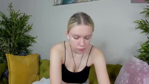 river_stoynee online show from October 4, 1:25 am