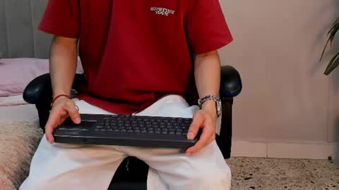 Snapshot of roan_birkin chatting on June 12, 7:35 pm Roan Birkin online show from June 12, 7:35 pm