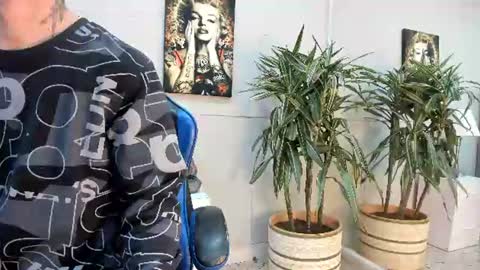 Snapshot of roan_birkin chatting on June 25, 7:29 pm Roan Birkin online show from June 25, 7:29 pm
