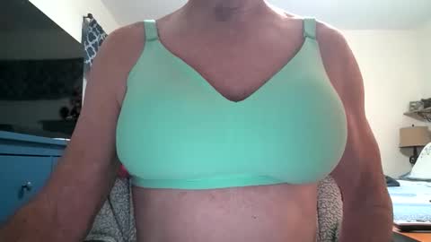 Snapshot of robert45556 chatting on November 9, 8:40 pm robert online show from November 9, 8:40 pm