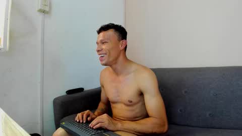 Snapshot of robert_castro chatting on January 14, 9:52 pm Robert online show from January 14, 9:52 pm