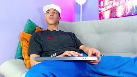 Snapshot of robert_kingg chatting on February 6, 6:51 am robert_kingg online show from February 6, 6:51 am