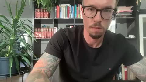 Snapshot of robert_x666 chatting on June 19, 5:39 pm robert_x666 online show from June 19, 5:39 pm