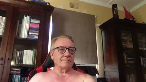 RobertTheRabbit online show from December 7, 8:11 am
