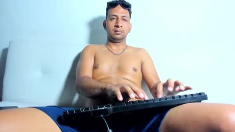 Snapshot of robin_sexx1 chatting on November 30, 10:03 pm robin_sexx1 online show from November 30, 10:03 pm