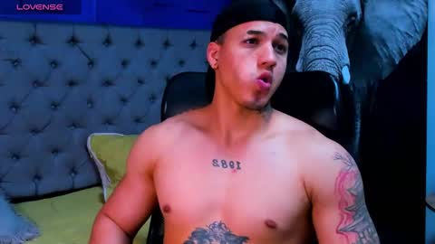 Snapshot of rocco_santos chatting on October 11, 1:27 am rocco_santos online show from October 11, 1:27 am