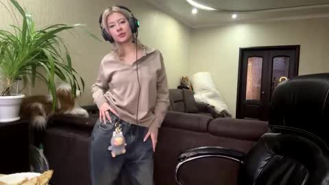 Snapshot of rochellehouis chatting on February 2, 10:58 am Anny online show from February 2, 10:58 am