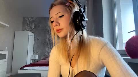 Snapshot of rochellehouis chatting on February 13, 11:06 am Anny online show from February 13, 11:06 am