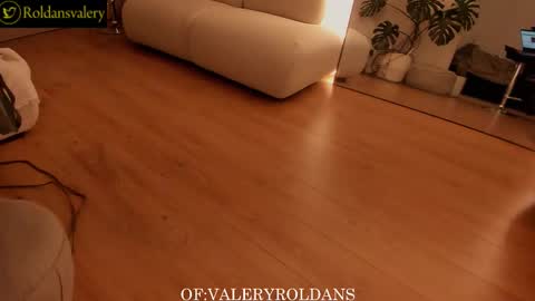 Snapshot of roldansvalery chatting on November 19, 3:17 am Valery Roldans online show from November 19, 3:17 am