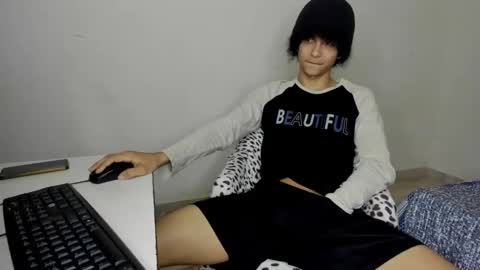 Snapshot of rolling_05 chatting on November 20, 12:33 am rolling_05 online show from November 20, 12:33 am