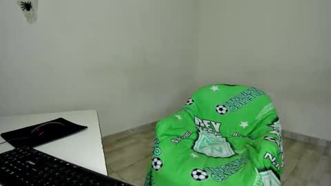 Snapshot of rolling_05 chatting on December 15, 3:11 am rolling_05 online show from December 15, 3:11 am