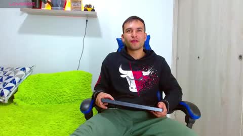 rolos_hot32 online show from September 22, 11:29 pm
