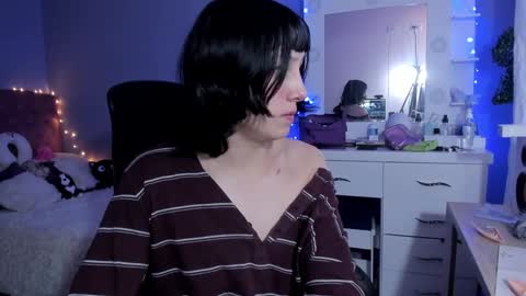 Snapshot of room312_ chatting on December 10, 10:37 pm Twelve 3 Inst Twelve 312002 Twitter Room312 2002 online show from December 10, 10:37 pm