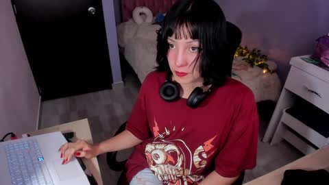 Snapshot of room312_ chatting on December 12, 10:09 pm Twelve 3 Inst Twelve 312002 Twitter Room312 2002 online show from December 12, 10:09 pm