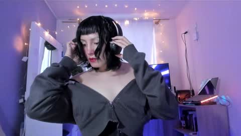 Snapshot of room312_ chatting on December 26, 10:52 pm Twelve 3 Inst Twelve 312002 Twitter Room312 2002 online show from December 26, 10:52 pm