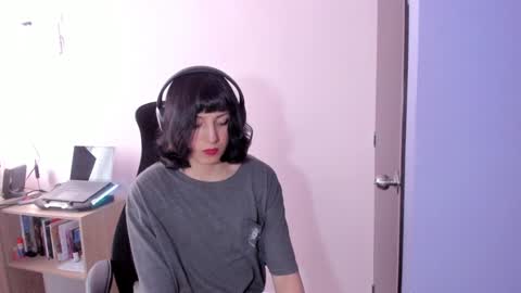 Snapshot of room312_ chatting on January 12, 9:29 pm Twelve 3 Inst Twelve 312002 Twitter Room312 2002 online show from January 12, 9:29 pm