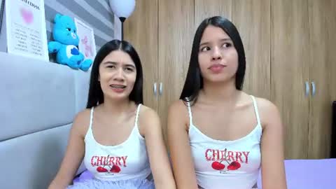 Snapshot of roseandmiah chatting on July 4, 3:35 am Rose y Miah online show from July 4, 3:35 am