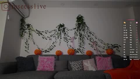 roseess_ online show from November 3, 3:02 pm