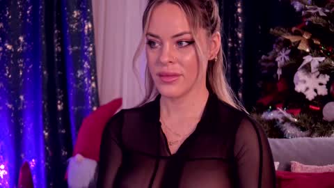 Snapshot of roseevansx chatting on December 16, 3:43 pm Sonia online show from December 16, 3:43 pm