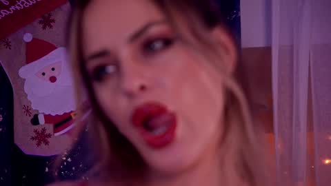 Snapshot of roseevansx chatting on December 22, 10:47 pm Sonia online show from December 22, 10:47 pm