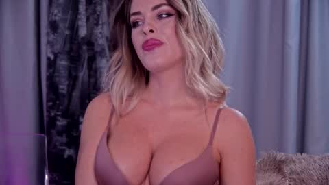 Snapshot of roseevansx chatting on November 6, 2:07 pm Sonia online show from November 6, 2:07 pm